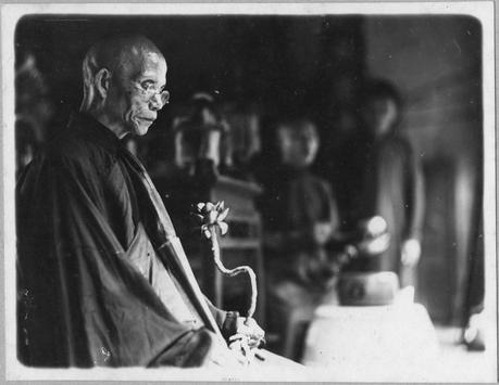 Moine en prière à la pagode bouddhique de Hong Phuc (dite de Hòa giải) 19 rue Hang Than (rue du Charbon) Hanoi, 1936. Photo Ecole française d’Extrême-Orient. Photographe inconnu.