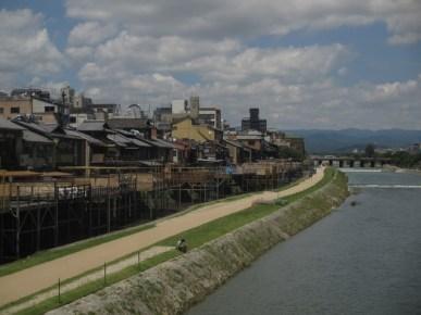 rivière entre Gion et le centre moderne de Kyoto