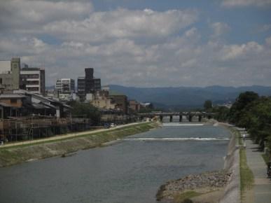 rivière entre Gion et le centre moderne de Kyoto