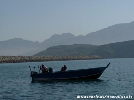 Une excursion en boutre dans la région des fjords d’Arabie Les pêcheurs nous saluent chaleureusement, Port de Khasab