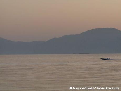 Une excursion en boutre dans la région des fjords d’Arabie Le soleil se lève sur la mer, quelques pêcheurs sont déjà à l'œuvre