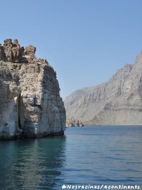 Une excursion en boutre dans la région des fjords d’Arabie Nous voguons tranquillement le long des fjords