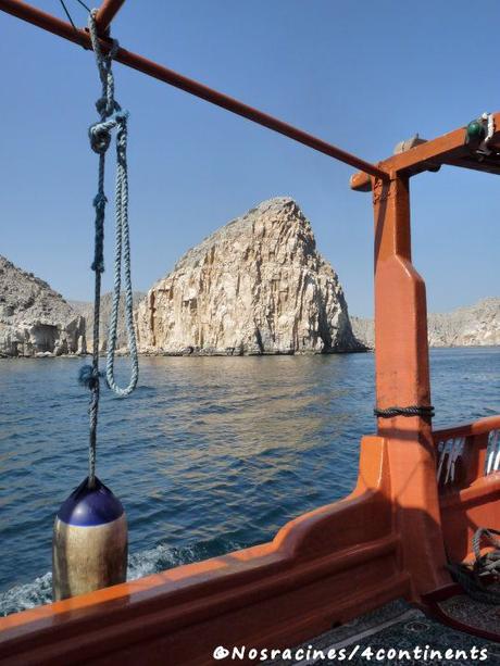Une excursion en boutre dans la région des fjords d’Arabie Le bateau avance lentement et nous permet d'apercevoir des formations rocheuses qui évoquent différentes formes