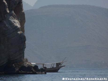Une excursion en boutre dans la région des fjords d’Arabie Nous voguons tranquillement le long des fjords
