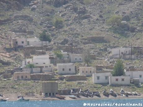 Une excursion en boutre dans la région des fjords d’Arabie Les maisons blanches des pêcheurs