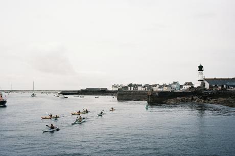 Kayaks dans le port de l'île de Sein