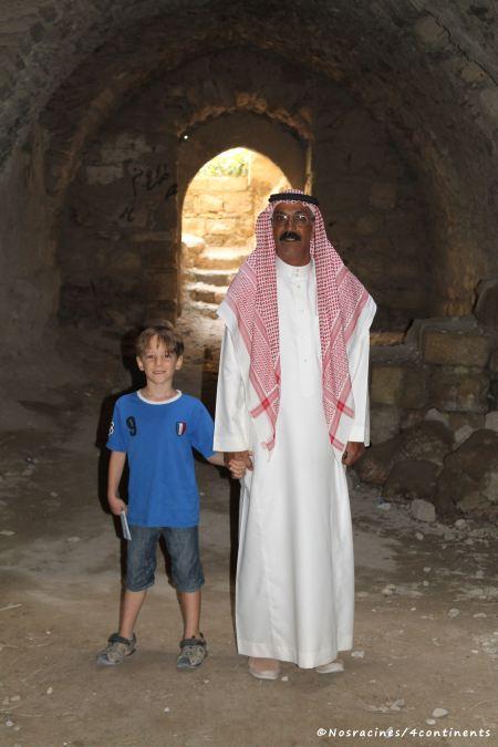 Notre fils aîné avec le guide du château de Kerak