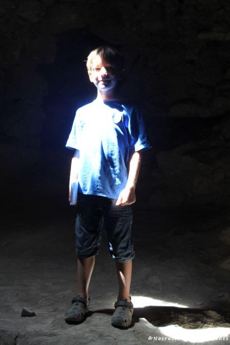 Faisceau de lumière sur notre fils aîné, dans le sous-sol du château de Kerak