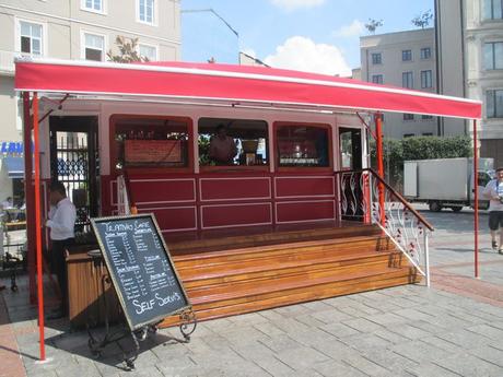 café-tram en bas de la tour de Galata