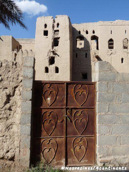 Une jolie porte dans le village de Birkat Al-Mawz