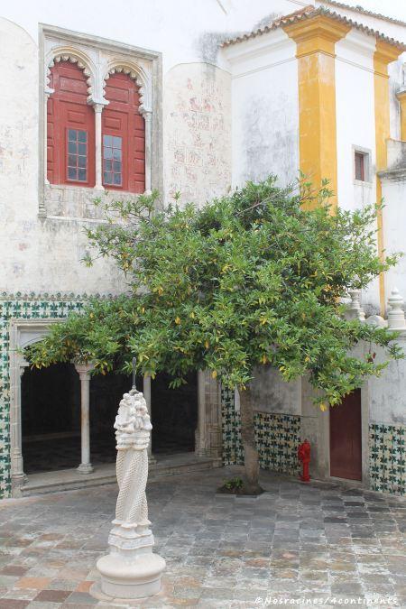 La cour intérieure centrale et son carrelage à motif pied de coq, Palais national de Sintra