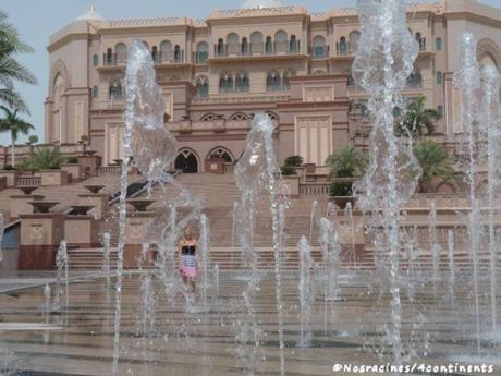 Les fontaines qui bordent le Palais des Émirats