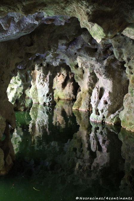 À l'intérieur d'une grotte, Quinta da Regaleira