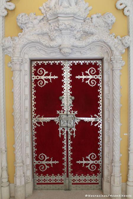 La porte du hall d'entrée donnant accès aux autres pièces du palais, Quinta da Regaleira