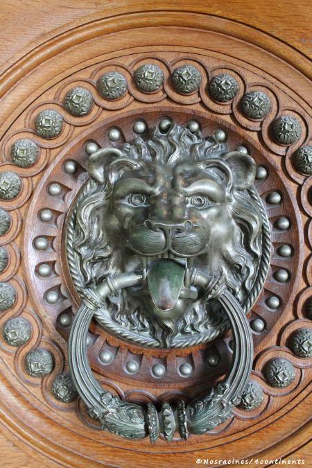 Le lion qui orne la poignée de porte de la Chambre du roi, Quinta da Regaleira