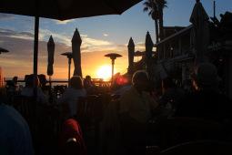 sur la terrasse du Beachcomber cafe, au couché du soleil