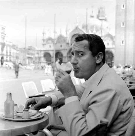 Alberto Sordi sur la piazza en 1959