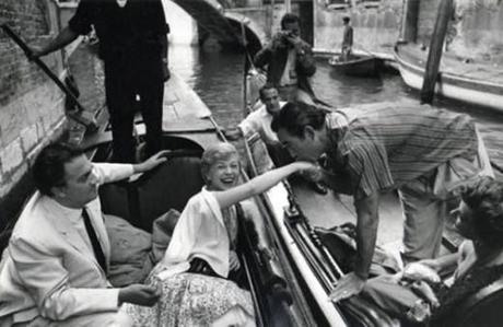 Federico Fellini, Giulietta Masina & Anthony Quinn à Venice en 1954 © Photo Mario De Biasi 