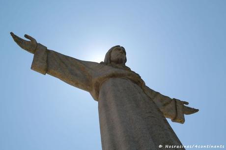 La statue du Cristo Rei, qui ouvre les bras devant Lisbonne
