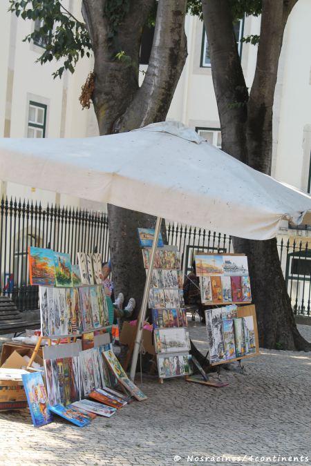 De nombreuses toiles à vendre devant la cathédrale de Lisbonne (Sé)
