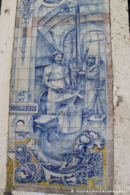 Les azulejos et leur texture lisse, que l'on retrouve un peu partout dans la ville