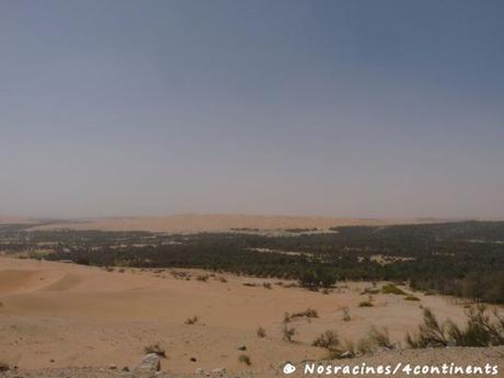 La vue sur le désert, à partir des hauteurs de Tilal Al Liwa