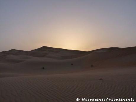 Le coucher du soleil sur les dunes de sable, désert de l'Empty Quarter