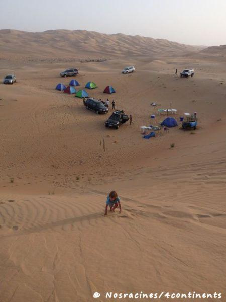Le campement s'organise dans le désert de l'Empty Quarter