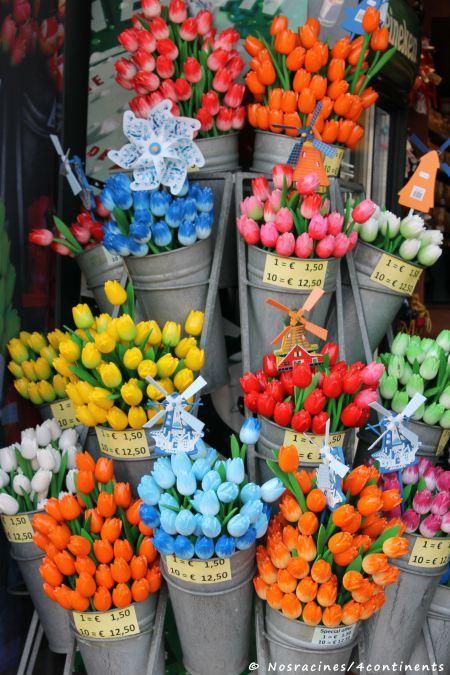 Un marché coloré, où se juxtaposent des fleurs naturelles et artificielles