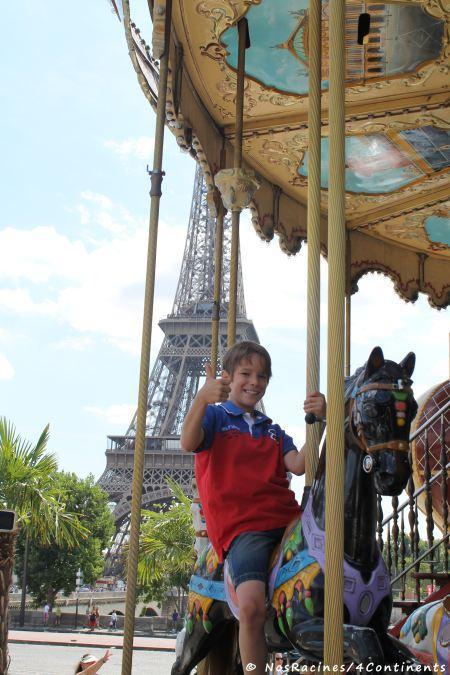 Un petit tour de carrousel, au pied de la Tour Eiffel