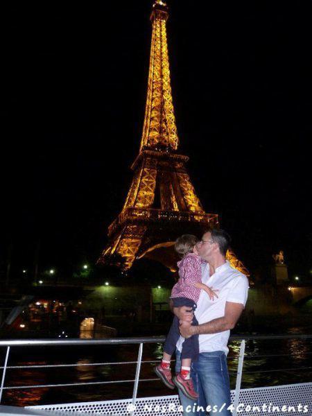 La vue sur la Tour Eiffel illuminée en bateau-mouche