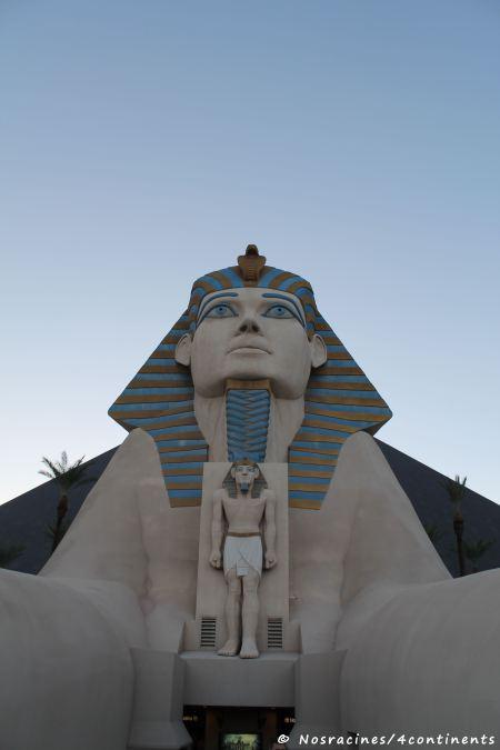 Le Sphinx qui garde la pyramide du Luxor