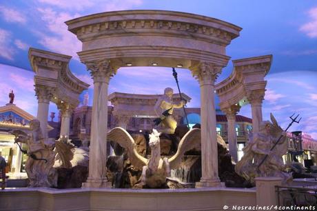 À l'intérieur du Caesars Palace, les statues et les fontaines sont magnifiques