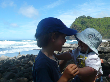 Laurent âgé de 5 mois avec son grand frère sur la plage de Pololu Valley Beach à Big Island (Hawaii)