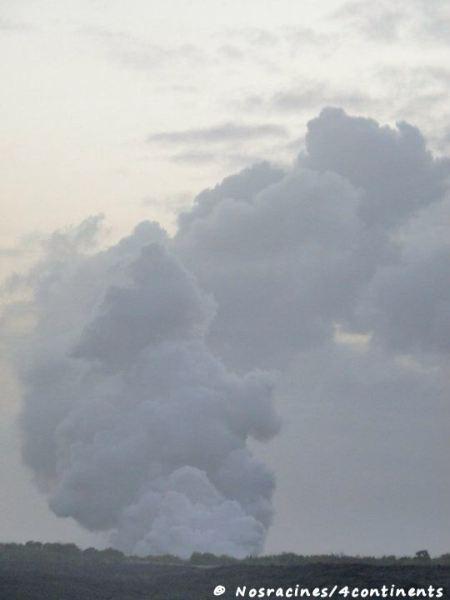 Nous apercevons la fumée du volcan au loin, Big Island