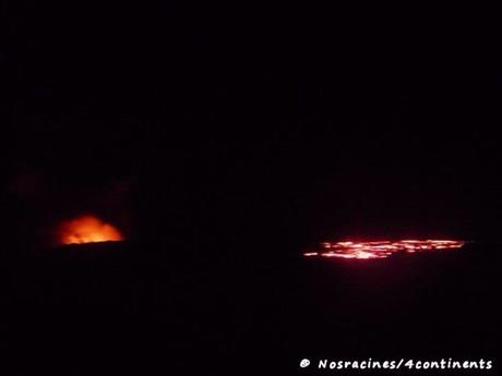 De loin, nous apercevons le volcan et la coulée de lave, Big Island