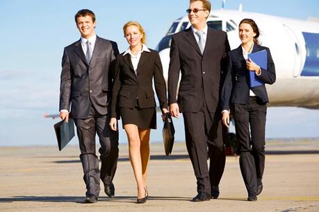 Comment organiser un déplacement professionnel à l’étranger ? Business men et women à la descente de l'avion