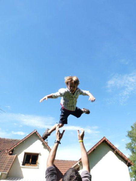 Notre fils aîné qui s'amuse avec son oncle chez ses grands-parents. Vallée de Chevreuse, France.