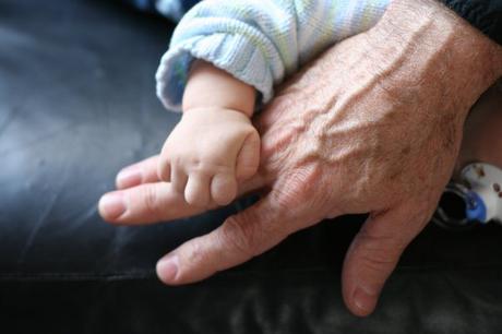 Mon fils aîné qui agrippe la main de son papou... Une belle complicité qui s'est développée très tôt!