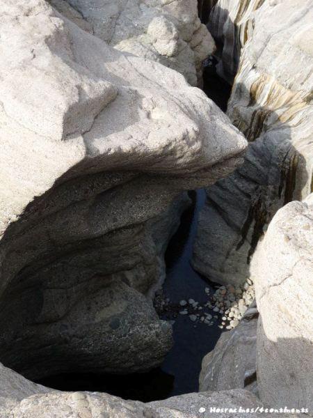 Les bassins d'eau s'immiscent dans la roche, Hatta Pools