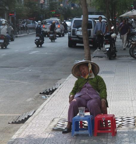 sieste dans la rue Saigon