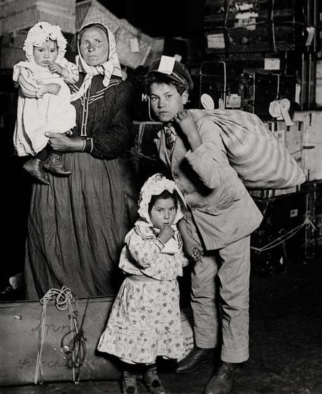 Une famille d'émigrants Italiens, 1905 Auteur de la photographie : Lewis Hine Auteur de la photographie : Lewis 
