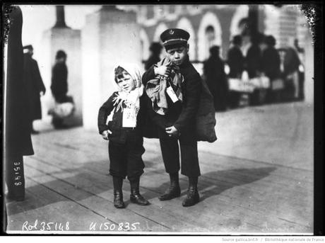 Deux enfants Italiens sur Ellis Island. Source : Gallica