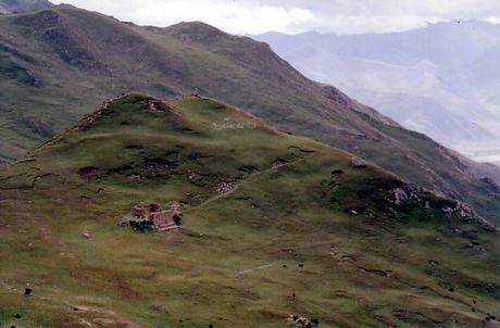 Site de funérailles célestes dans la vallée de Yerpa au Tibet