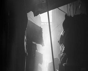 Moka au bar dans les petites rues sombres de Hong-Kong, sous le regard tendre d’un homme triste. Une femme de Thong Sala perd son regard dans la foule (semaine #1)