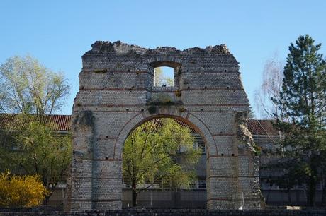 cahors vestiges romains arc diane antiquité