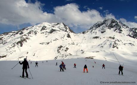 Première leçon de ski dans les Alpes
