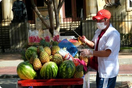 vendeur d'ananas et de pastèques dans une rue de Bogotá