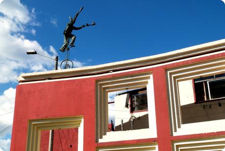 Sculpture sur la Plazoleta del Chorro de Quevedo dans le quartier de la Candelaria de Bogotá