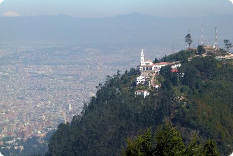 Vue sur Bogotá et sur le mont Monserrate depuis le cerro Guadalupe